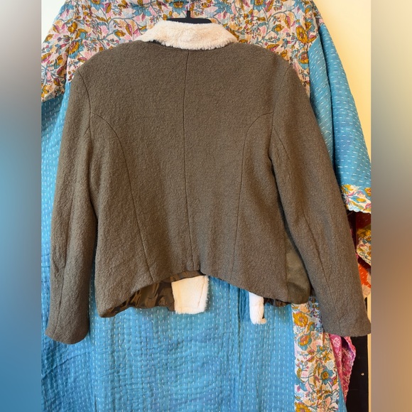 ❄️🧥Like New Love Tree Women’s sz L Wool and Sherling Cropped Jacker‼️ - Picture 2 of 3